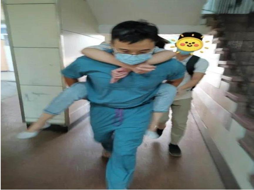 突发情况，医生抱患者1分钟跑下4层楼
