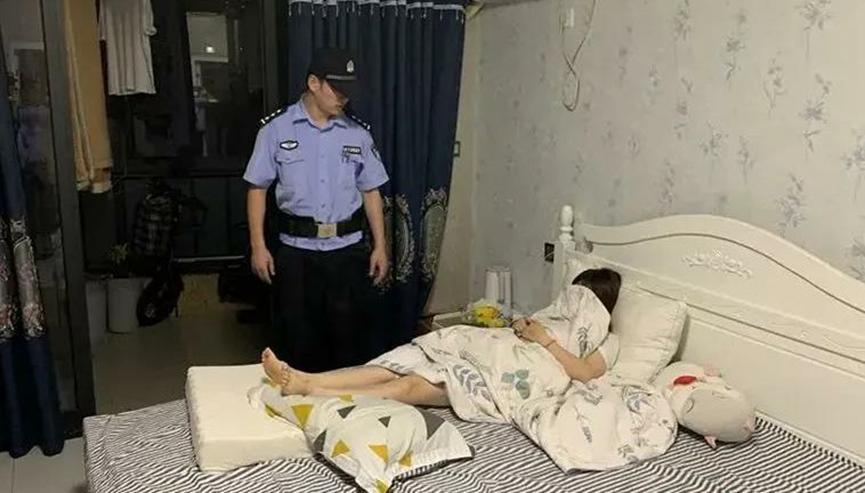 异地情侣闹矛盾，女孩深夜点外卖，男孩担心立马报警 
