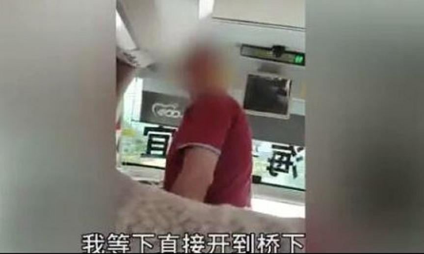 大巴司机在行驶过程中，因与乘客发生争执，竟威胁到要一起同归于尽