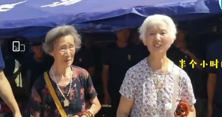消防官兵日夜奋战，高龄老人给他们送包子