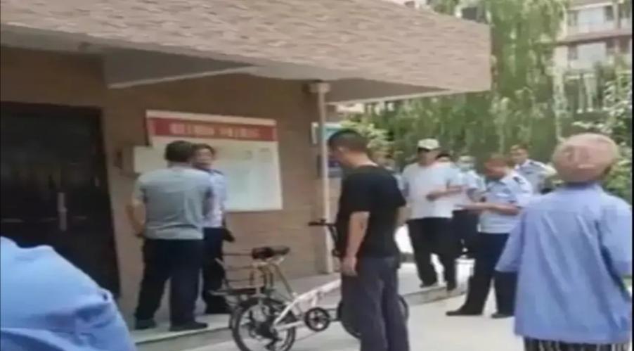 孩子两个月坠楼，还不会翻身，是人为还是意外？