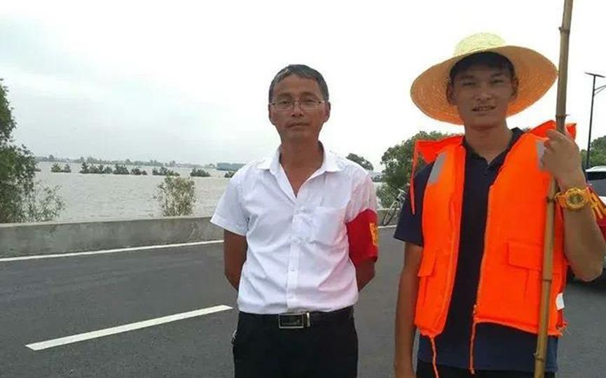 外卖小哥无畏艰苦，驾车十个多小时，参与抗洪传递温暖