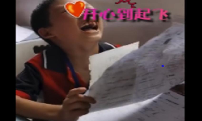 真实版高兴，一小男孩得知考了99笑成表情包