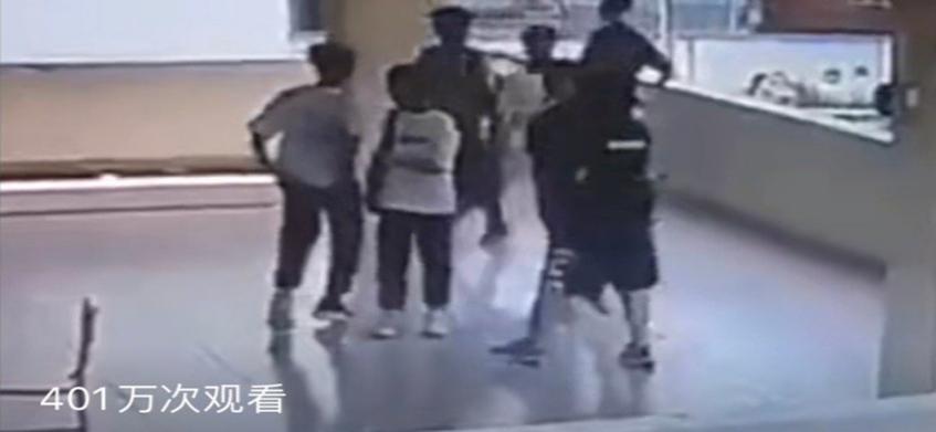 初中生练习后仰跳投，不慎坠楼