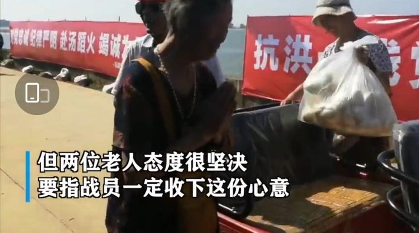 消防官兵日夜奋战，高龄老人给他们送包子