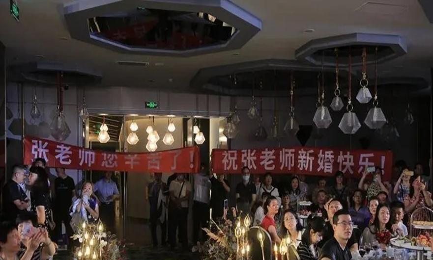 不一样的婚礼现场，学生突然出现，老师全程流泪