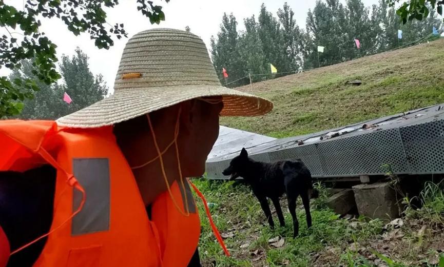 外卖小哥无畏艰苦，驾车十个多小时，参与抗洪传递温暖