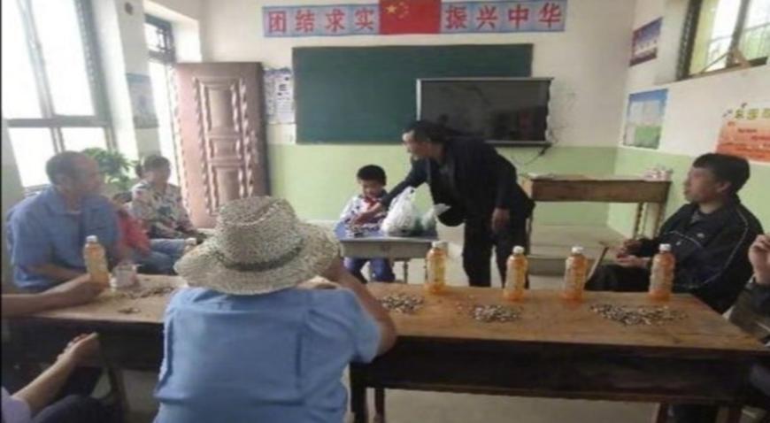 震惊了，小学毕业照上1个学生9个老师