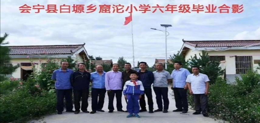 震惊了，小学毕业照上1个学生9个老师