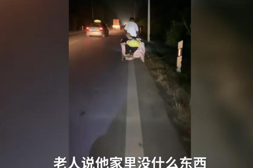安徽汛情严重，高龄老人带着老龄母亲撤离