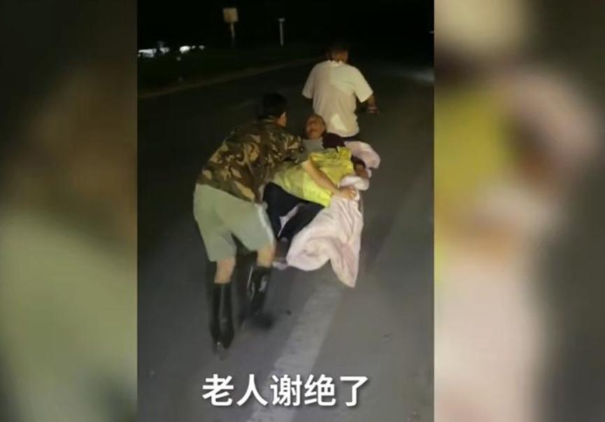 安徽汛情严重，高龄老人带着老龄母亲撤离