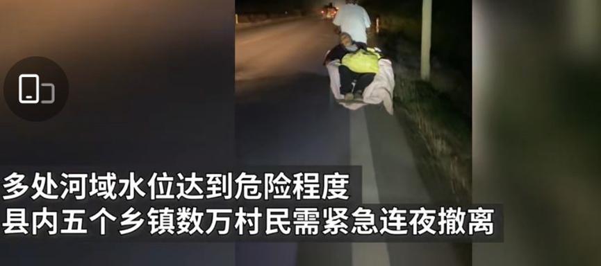 安徽汛情严重，高龄老人带着老龄母亲撤离