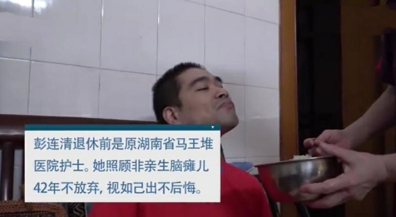 大爱无私，护士照顾脑瘫儿一生，未生育自己的孩子