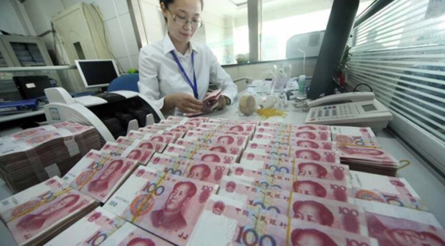 银行工作人员寻求帮助，救援队在洪水中捞出300多万现金