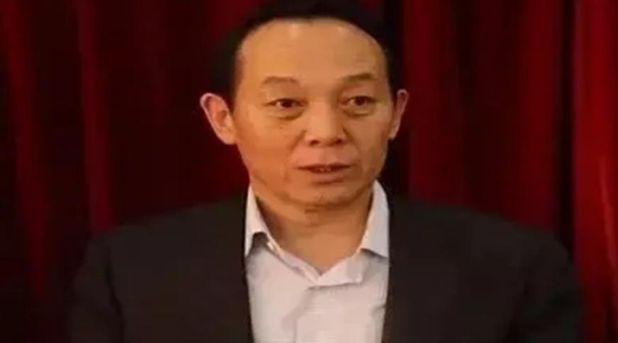 科员为了利益去讨好市长，发现被玩弄后，选择敲诈