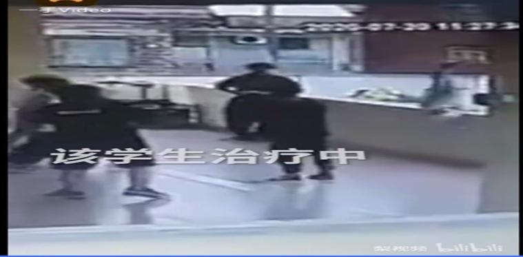 某校初中生练习后仰跳投坠楼，责任在谁，看校方如何回应