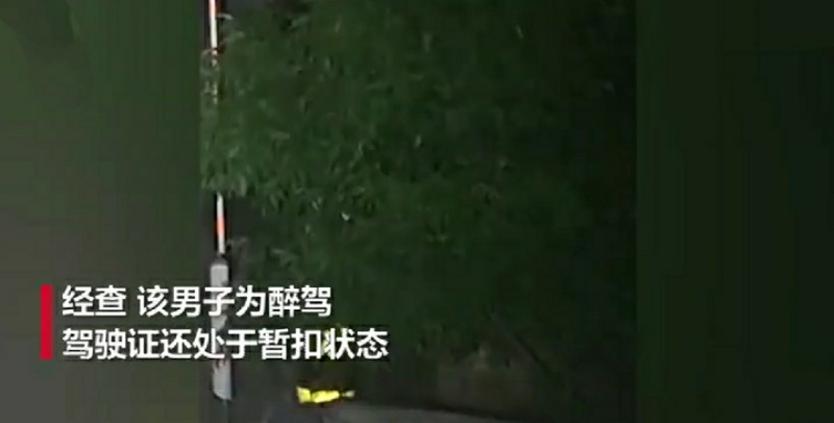 一男子发生车祸，本人却在车内睡觉，等着警察赶来