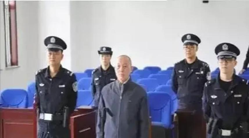 科员为了利益去讨好市长，发现被玩弄后，选择敲诈