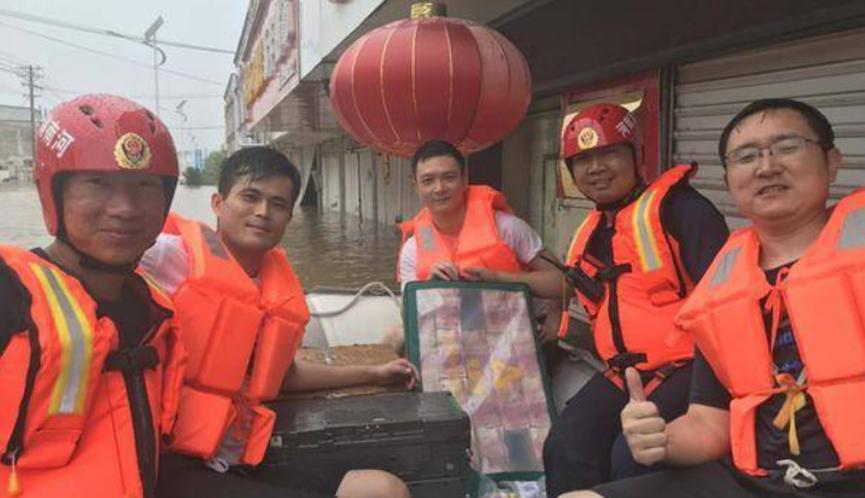 银行工作人员寻求帮助，救援队在洪水中捞出300多万现金