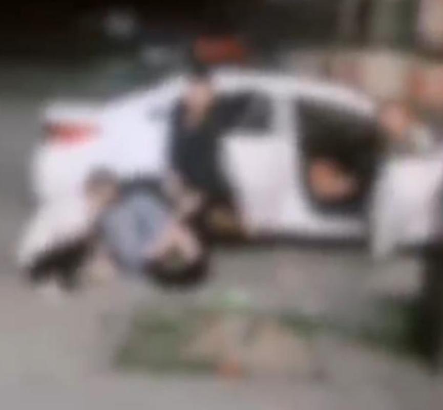 女子被两男子拖上车，警方回应称是其丈夫，此事已经立案调查