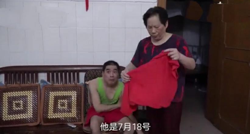 大爱无私，护士照顾脑瘫儿一生，未生育自己的孩子