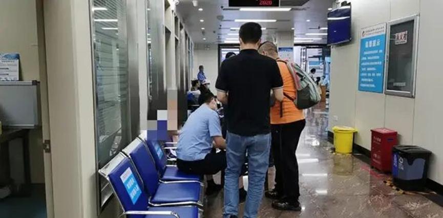 男子在火车站二楼毫无征兆，突然将女童丢下，或许患有精神疾病