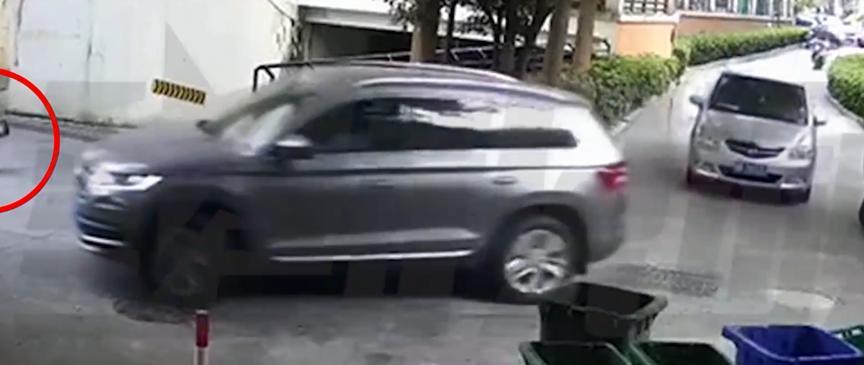 小男孩在车库门口系鞋带，后来遭到轿车碾压，警方已经立案调查