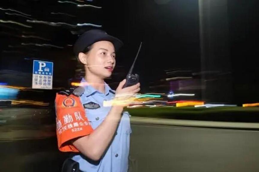 1998年顽强活下来的小女孩，投入到今年的抗洪中，传承民族精神
