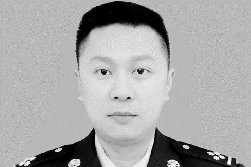 在洪涝灾害面前，抗洪战士用自己的力量守护着我们，却不幸牺牲