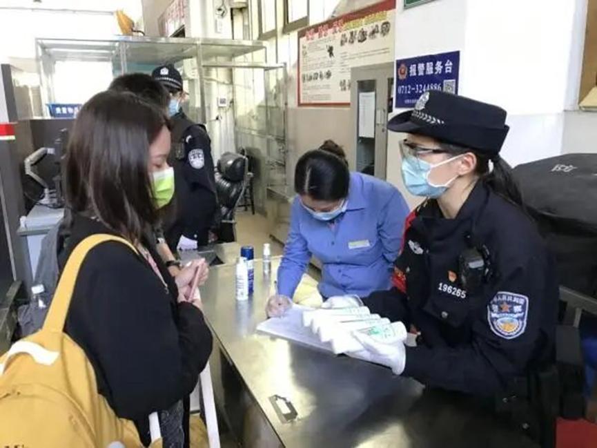 1998年顽强活下来的小女孩，投入到今年的抗洪中，传承民族精神