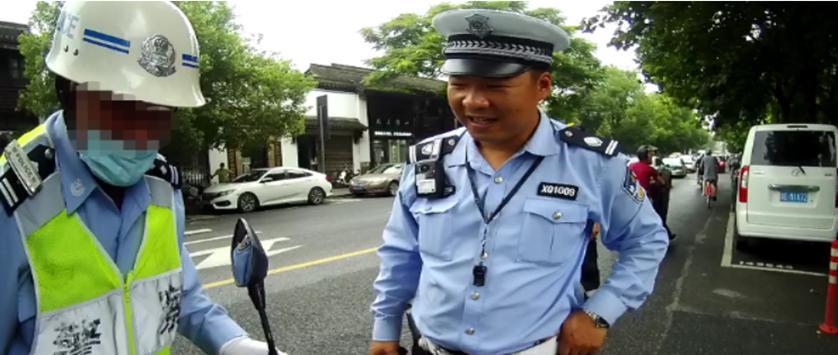 戏精大爷网购警服，假扮交警，是何隐情？