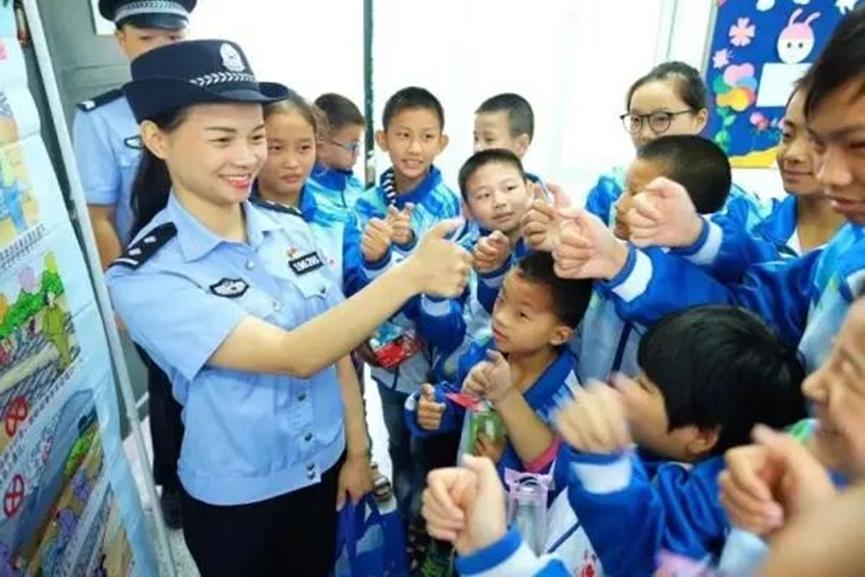 1998年顽强活下来的小女孩，投入到今年的抗洪中，传承民族精神