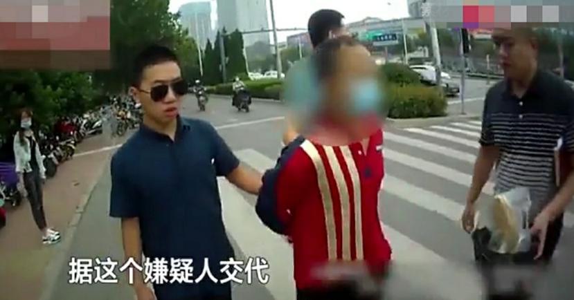 最胆小小偷，入室盗窃学武侠剧劈晕主人，反被吓跑