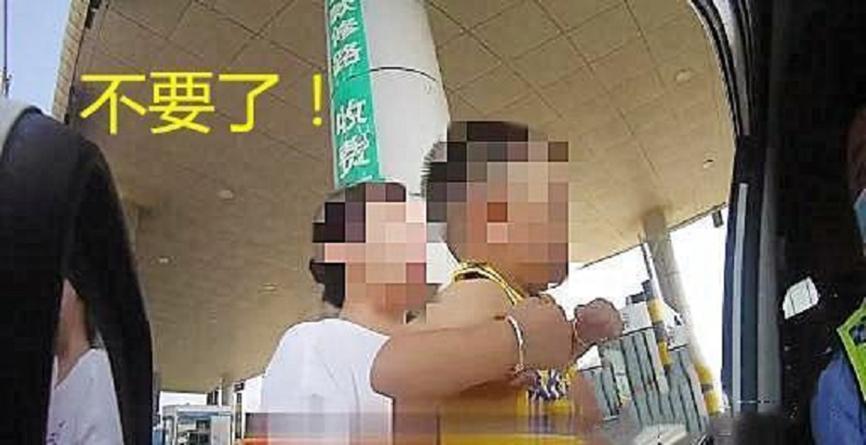 女子上高速时后座坐四人，被交警拦下扣分罚款，竟说不要孩子了