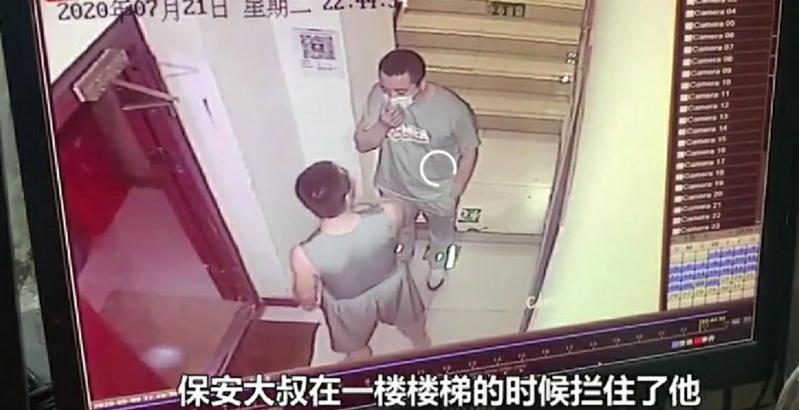 北京一女子晚归遭尾随，对方称想约她，女孩机智避险