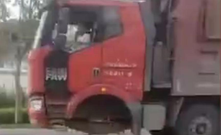 货车司机高技术人才：没了两前轮仍在行驶！