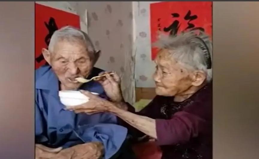 老一辈的爱情，或许就是每天的陪伴，身边一直是你 