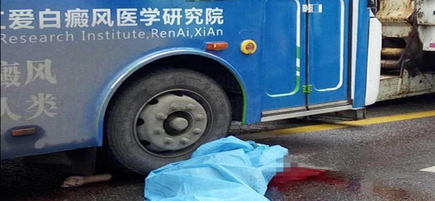 公交司机低头捡东西，碾死了行人