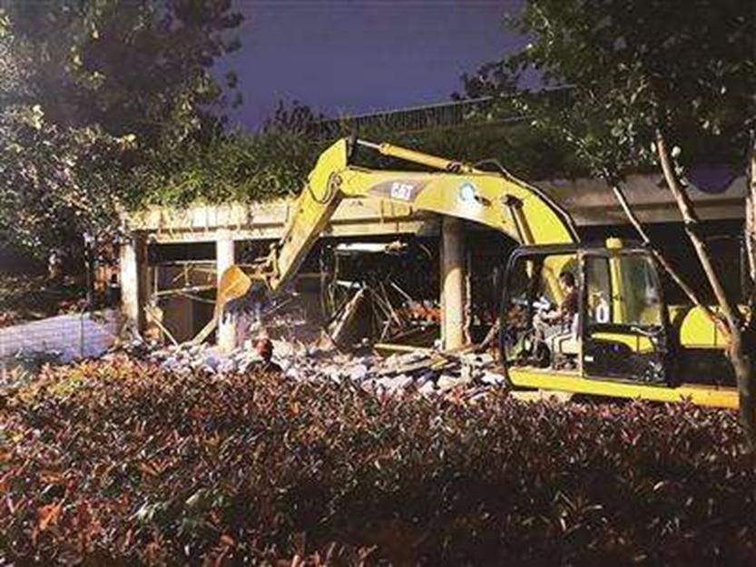 秦淮河河堤违建涉事9人被处理，违章建筑一一拆除