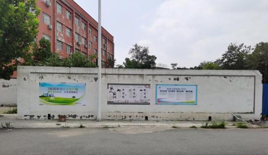 中学操场宣传栏怎么回事？宣传“不当观点”，校方回应来了