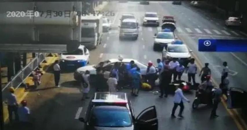 出租车司机违反交通规则，与外卖小哥相撞，导致小哥全身多处受伤