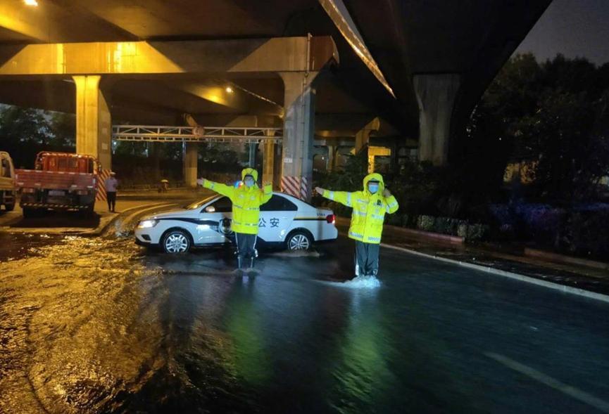 天津出现大暴雨，当地各部门正在严密观察
