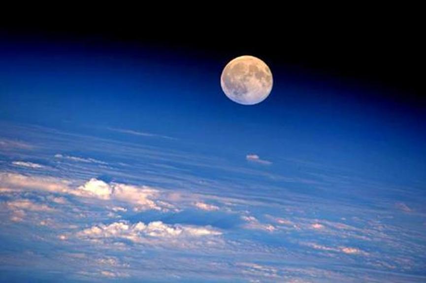月亮在农历十四日变成满月，本世纪仅出现6次，实为罕见