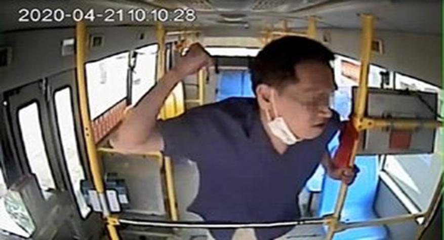 男子拒戴口罩，捶公交司机16拳