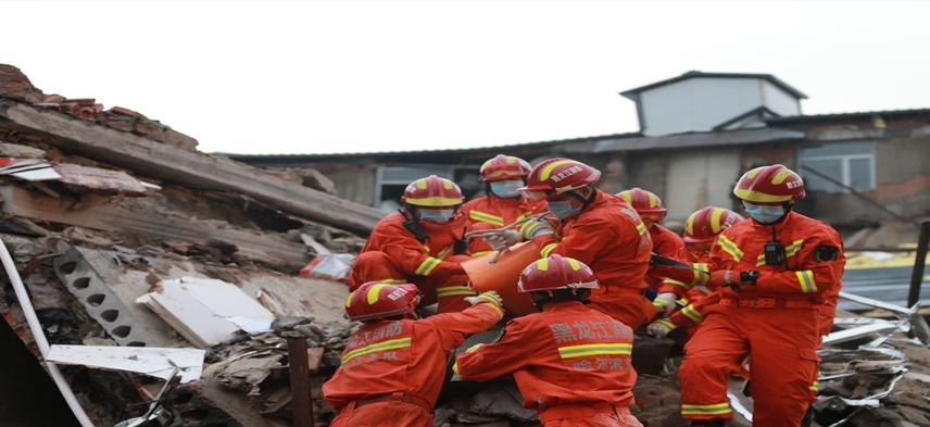 哈尔滨一厂房坍塌，紧急救援中