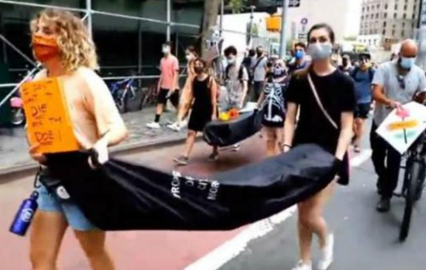 纽约民众抬棺材和裹尸袋上街抗议，要求安全后再开学