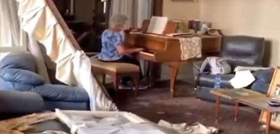 黎巴嫩老奶奶，坐在满目疮夷的房间里弹钢琴