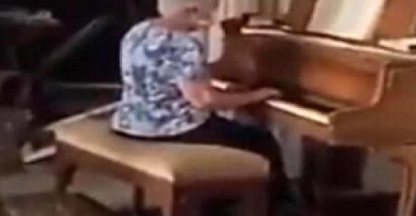 黎巴嫩老奶奶，坐在满目疮夷的房间里弹钢琴