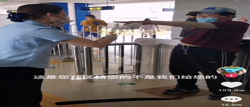 出门需要健康码，老人应该怎么办，真的要被时代抛弃了吗？
