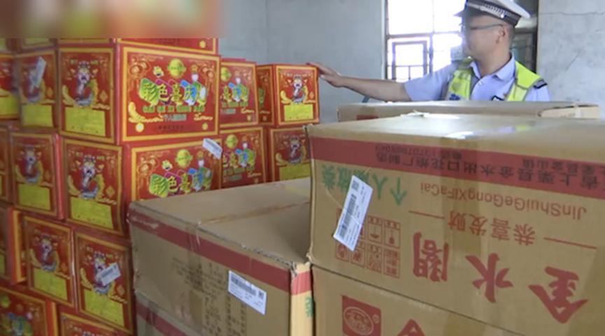 非法运输，男子下车还抽着烟，交警打开车厢查看货物惊呆